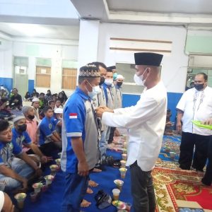 Relawan Tanah Laut Bersatu Bagikan Takjil dan Buka Puasa Bersama