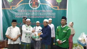 DPW PPP Kalteng Bagikan Bingkisan Kepada Warga