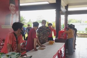 H. Agustiar Sabran Salurkan Bantuan Beras Dari Puan Maharani Untuk Masyarakat di Kalteng