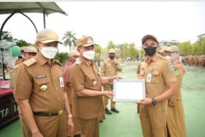 Bupati Zairullah Berikan Penghargaan Kepada SKPD Lingkup Kabupaen Tanah Bumbu