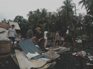 TNI-Polri dan Relawan Bantu Warga Bersihkan Puing Sisa Kebakaran Pandawan