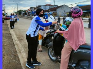 Pagi-pagi Personil Polsek Satui Bagikan Nasi Bungkus