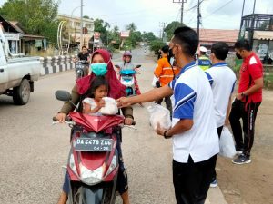 400 Nasi Bungkus Dibagikan didepan SCC, Oleh Polsek Satui