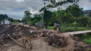 Miris! Akibat Jalan Rusak, Ambulans Sendat, Jenazah Terpaksa Dipikul