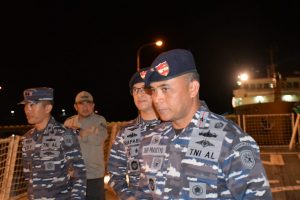 KRI SHN-366 BKO GUSPURLA, Berhasil Evakuasi Korban KM.Ladang Pertiwi Ke Pangkalan TNI-AL Kotabaru