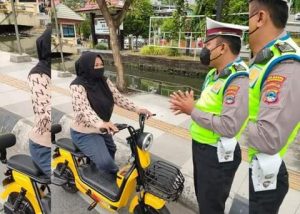 Dengan Humanis Sat Lantas Polresta Banjarmasin Tegur Pengguna Motor Listrik