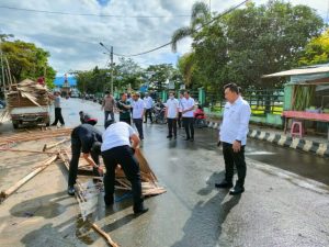 Pegawai dan Pasukan Orange Bersihkan Sisa-sisa Stand Pedagang