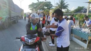 Jumat Berkah, Polsek Satui Bagikan 400 Nasi Bungkus