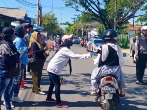 Bagikan Bunga, Bentuk Dukungan Moril Kepada Mardani H Maming