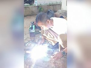 Seorang Kepala Dinas di Tanah Laut Mampu Perbaiki Tenda Rusak