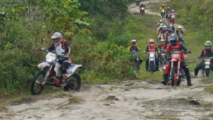 Adventure Trail Sambil Bagikan Bansos Kapolda Kalteng di Wilayah Barsel