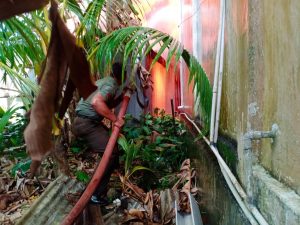 Sigap, Babinsa Serma Didi Mashudi Berjibaku Padamkan Api yang Melahap Rumah Warga