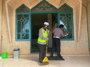 Bakti Sosial, Ditlantas Polda Kalsel Bersih-bersih Masjid