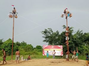Polsek Kahayan Hilir Gelar Lomba Panjat Pinang, HUT Bhayangkara ke -76