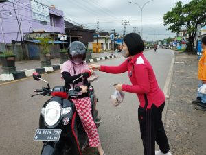 Hut Bhayangkara ke-76 Polsek Satui Bagi-bagikan Nasi Bungkus