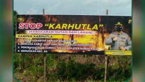 Antisipasi Karhutla, Kapolres Sukamara Sambangi Warga, Pasang Baliho Himbauan