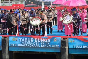Polda Kalteng Gelar Tabur Bunga di Pelabuhan Kumai, Kenang Jasa Pahlawan HUT Bhayangkara ke-76