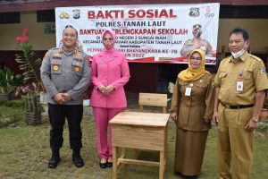 Momen Hari Bhayangkara ke-76, Kapolres Tanah Laut Salurkan Perlengkapan Sekolah