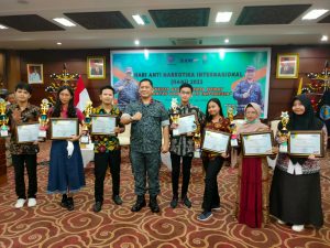Kepala BNNP Kalteng Serahkan Hadiah Pemenang Lomba Tiktok Anti Narkoba