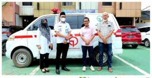 Yayasan Haji Maming Hibahkan Ambulans dan Lahan Pemakaman