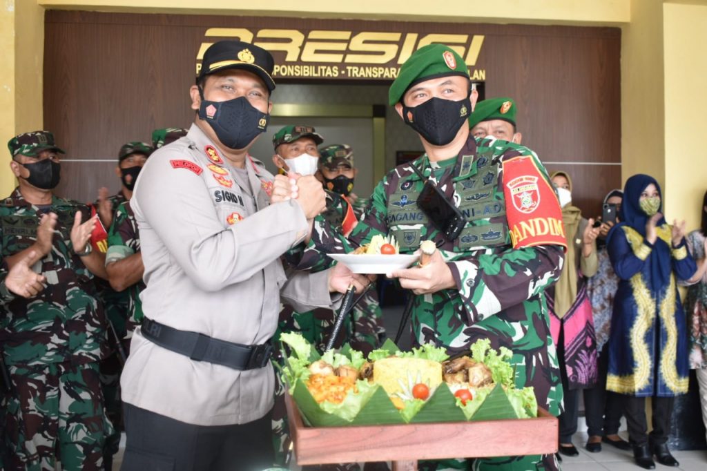 Surprise Polres HST, Dandim 1002 Beri Ucapan Selamat Hari Bhayangkara ke-76