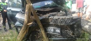 Tragis! Travel Alami Kecelakaan Tunggal, Penumpang dilarikan ke Rumah Sakit