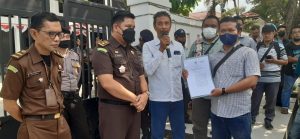 Puluhan Massa Sambangi Kejati Kalsel, Terkait Beberapa Kasus Dugaan Korupsi