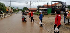 Polisi Tanbu Bagikan Nasi Bungkus Bagi Pengguna Jalan Raya