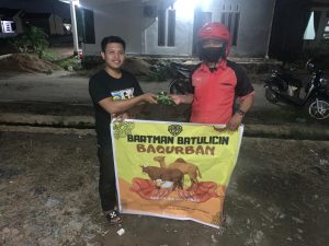 Unik, Bartman Batulicin Bungkus Daging Kurban Dengan Daun Pisang