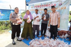 Wakapolres Pulang Pisau Secara Simbolis Serahkan Daging Kurban