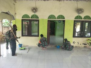 Bersihkan dan Percantik Masjid, Koramil Angsana maknai HUT ke-64 Kodam Mulawarman