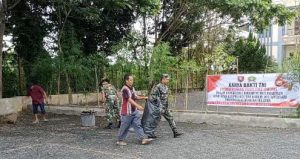 Jelang HUT ke-64 Kodam Mulawarman, Koramil Simpang Empat Bersihkan Gereja