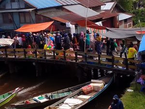 Pengendara Mengeluh, Jembatan Tamban Penuh Pedagang