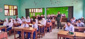 Babinsa Koramil Kusan Hulu Beri Materi Wawasan Kebangsaan, PBB Dan Dampingi Imunisasi
