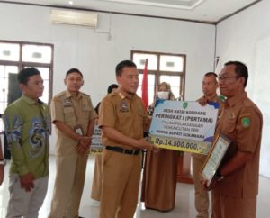 Tiga Desa Dapatkan Bonus PBB-P2 Dari Bupati Sukamara