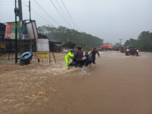 Polisi Amankan Lalulintas Ruas Jalan Angsana yang Terendam Banjir