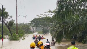 Polisi Bersama Tim Rescue PT. BIB Bersiap Evakuasi Warga Terdampak Banjir Angsana