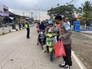Polisi di Satui Rutin Bagikan Nasi Bungkus Untuk Warga
