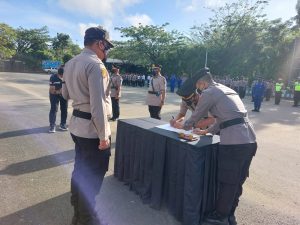 Kabag SDM Polres Tanah Bumbu dan Kapolsek Kusan Hulu Diserahterimakan