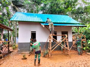 Kerjasama Warga dan Satgas TMMD ke-114 Kodim 1022/Tnb Rehab Rumah