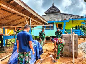 Satgas TMMD ke-114 Kodim 1022/Tnb Mulai Rehab Mushola Al-Ikhlas Sumber Arum