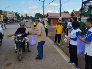 400 Nasi Bungkus Kembali Dibagi-bagikan Oleh Polsek Satui Polres Tanbu