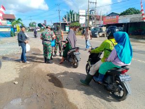 Jum’at Berkah Giliran Koramil Satui Bagi-bagikan Nasi Bungkus