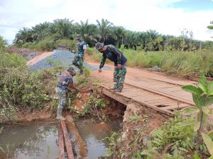 Satgas TMMD ke-114 Perbaiki Jembatan Akses Utama Warga Sumber Arum