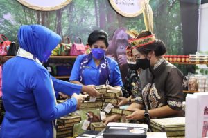 Ikuti Bazaar Kreasi Nusantara, Bhayangkari Pulpis Dukung Pelaku UMKM