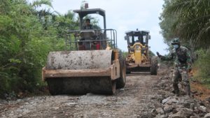 Satgas TMMD Pastikan Pengerasan Jalan Sumber Arum Lebar 5 Meter Tebal 20 Cm