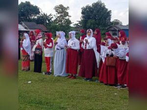 Warga Beramban Raya Gelar Upacara HUT RI ke-77 Pakai Kostum Unik