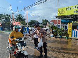 Tiap Hari Jumat, Polsek Satui Bagikan Nasi Bungkus di Jalan Raya