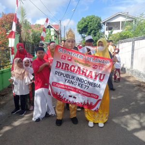 Meriahkan HUT RI ke-77, Ratusan Siswa SLB Karnaval Pakaian Adat dan Profesi
