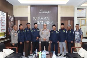 Secara Simbolis Seragam FKUB Diserahkan Oleh Kapolres Tanah Laut